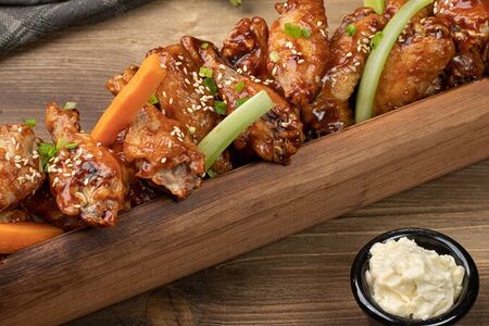 Куриные крылья с соусом свит чили