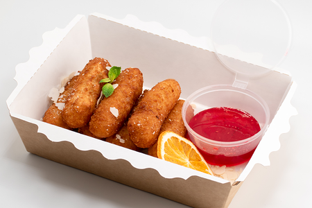 Сырные палочки с ягодным соусом