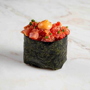 Острые суши с тунцом и зелёным луком
