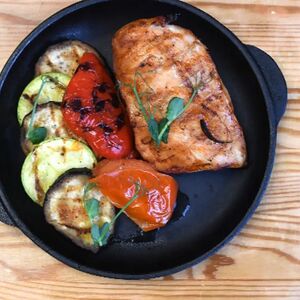 Стейк из курицы с овощами