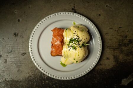 Бенедикт с лососем на булочке бриошь