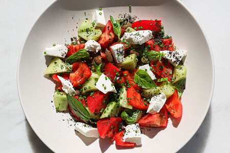 Свежие овощи с брынзой