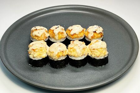 Ролл запеченный с креветками и ореховым соусом