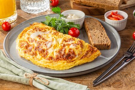 Омлет с крабом и сыром