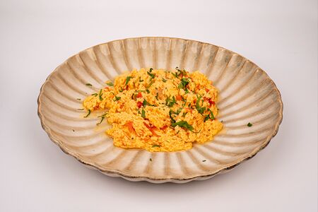 Скрэмбл с томатами и сыром