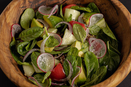 Авокадо с томатами, огурцами, киноа