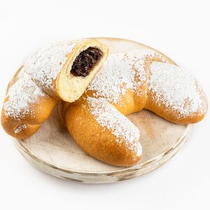 Рогалик с черной смородиной