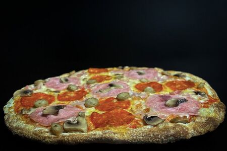 Пицца с копченостями