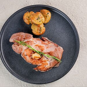 Стейк из свиной шеи с запеченным картофелем 