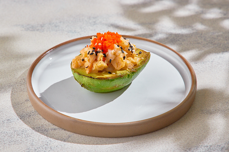 Жареный авокадо с креветкой