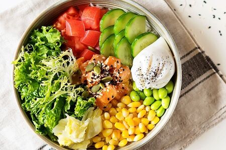 Боул с форелью и яйцом пашот