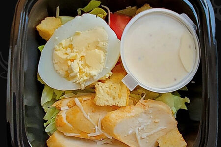 Салат цезарь с курицей и домашним майонезом