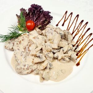 Свиные медальоны в грибном соусе