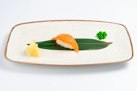 Суши с лососем