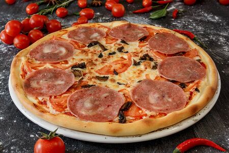 Пицца с грибами и ветчиной