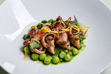 Мини-кальмары на гриле с цукини и песто