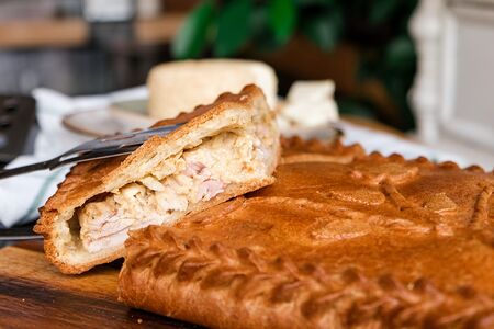 Кулебяка с куриным филе, картофелем и копченым сыром