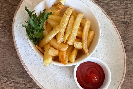 Картофель фри с соусом на выбор