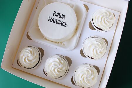 Набор из бенто торта и 5 капкейков с вашей надписью