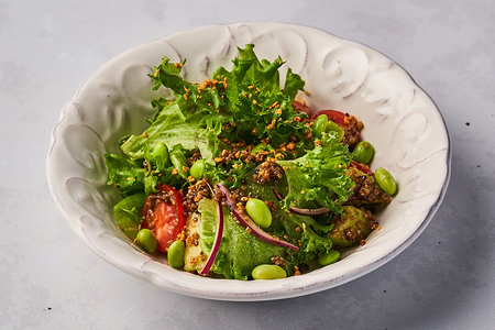 Салат овощной в имбирно-кунжутной заправке