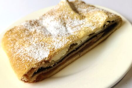 Штрудель творожно-абрикосовый с маком