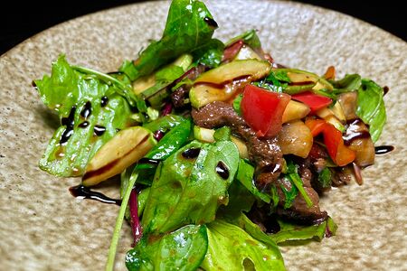 Теплый салат с телятиной и жареными овощами 