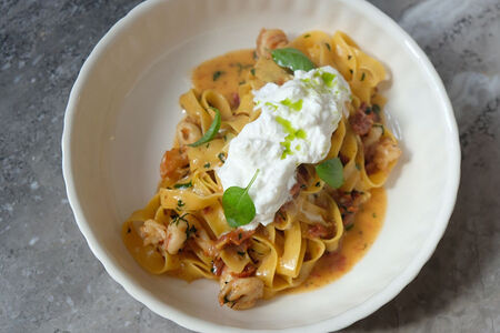 Спагетти с креветками и страчателлой