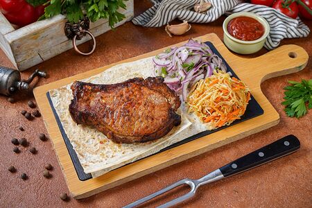 Свиная корейка на углях