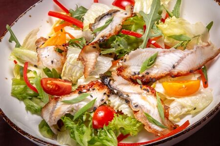 Салат с копченым угрем