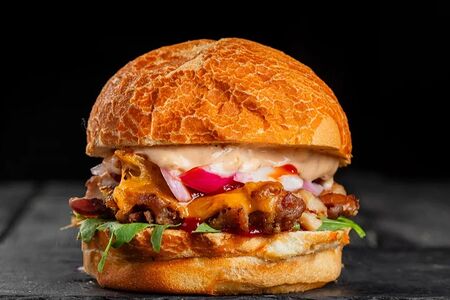 Бургер с рёберным мясом и маринованным луком
