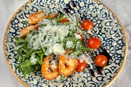 Рукола с жареными креветками, томатами черри и сыром пармезан