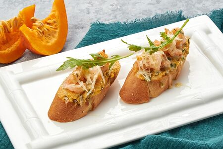 Брускетта с тигровыми креветками