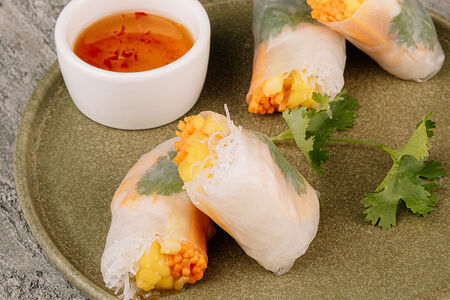 Свежие роллы с тигровыми креветками и овощами