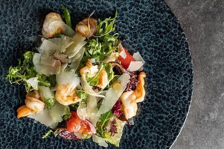 Листья салата с креветками и пармезаном