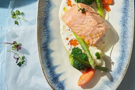 Спинка лосося на пару с овощами