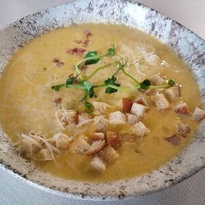 Овощной крем-суп с беконом и пармезаном