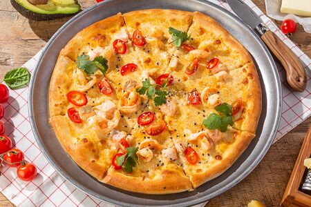 Пицца Том ям с лососем и креветками