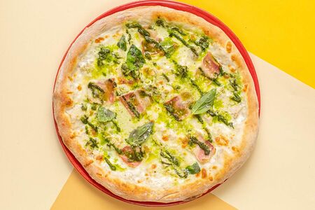 Пицца Полло песто с куриным филе, беконом и рукколой в соусе бешамель