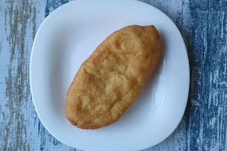 Пирожок с капустой жареный