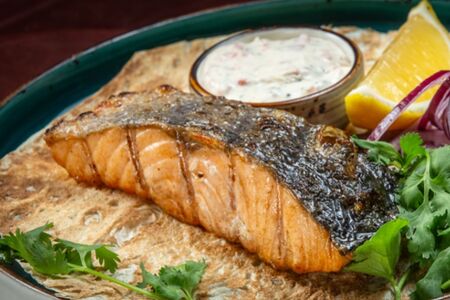 Стейк из форели на углях