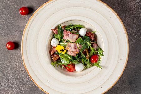 Салат с хрустящим беконом