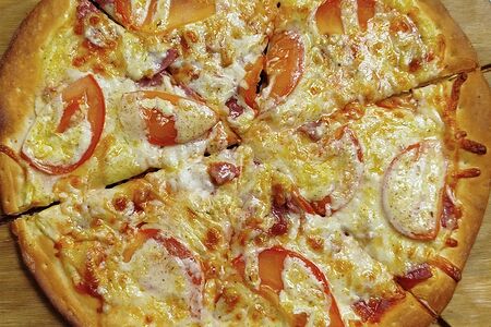 Пицца Колбаса и помидоры S