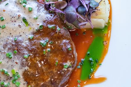 Бифштекс из говядины в перечном соусе с картофельным гратеном