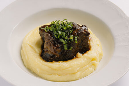 Томленые телячьи щеки с картофельным пюре