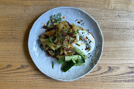 Жареный картофель по-домашнему с луком и грибами