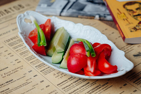 Ассорти из свежих овощей