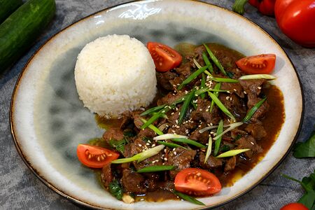 Филе телятины, жаренное с перцем, луком и гарниром из риса