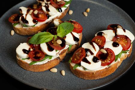 Брускетта с моцареллой, помидорами и соусом песто