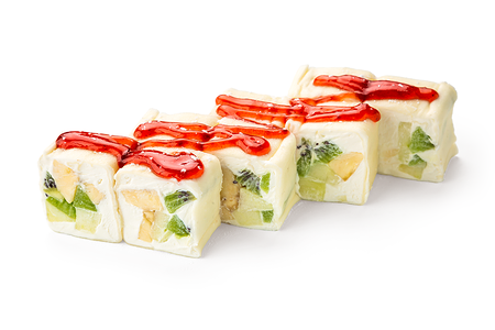 Сладкий ролл с клубничным соусом