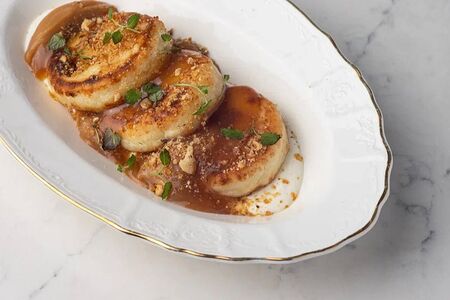 Сырники со сметаной, орехами и вареньем из черной смородины